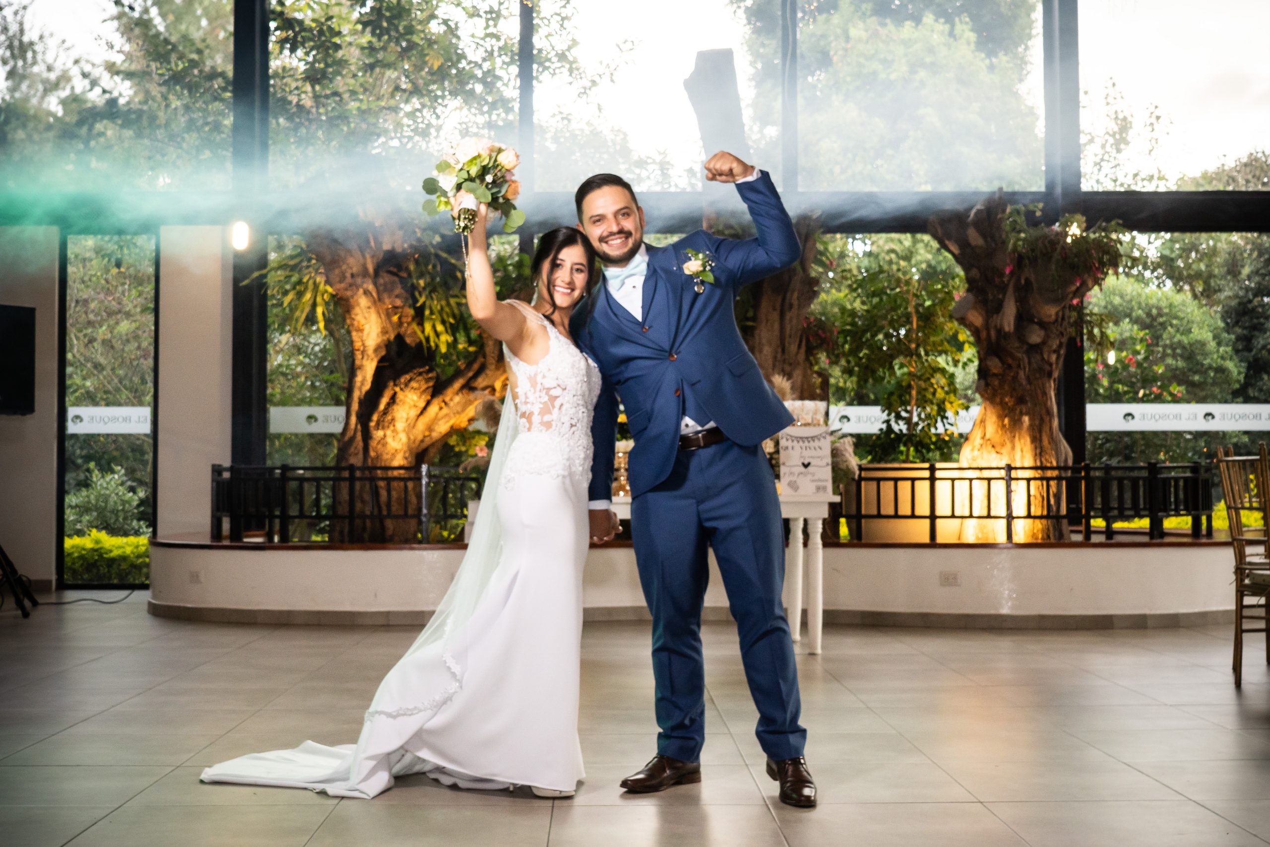 Pareja de novios durante su boda